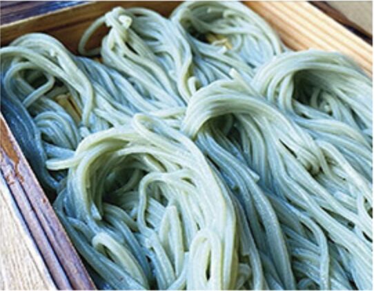 へぎ蕎麦は「ふのり」を100%繋ぎに使うためつるつるとした喉越し、コシの強い食感淡い緑がかった色が特徴です。